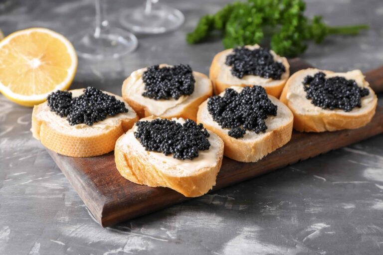 canapes de caviar con mantequilla