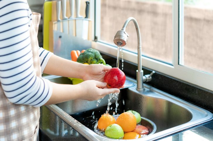 laver les légumes avec de l'eau à la maison