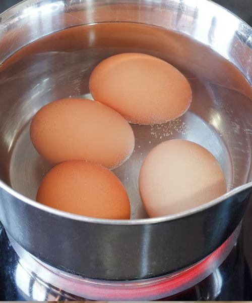 Faire bouillir des œufs avec du citron