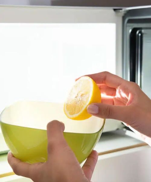 Nettoyage au micro-ondes avec du citron
