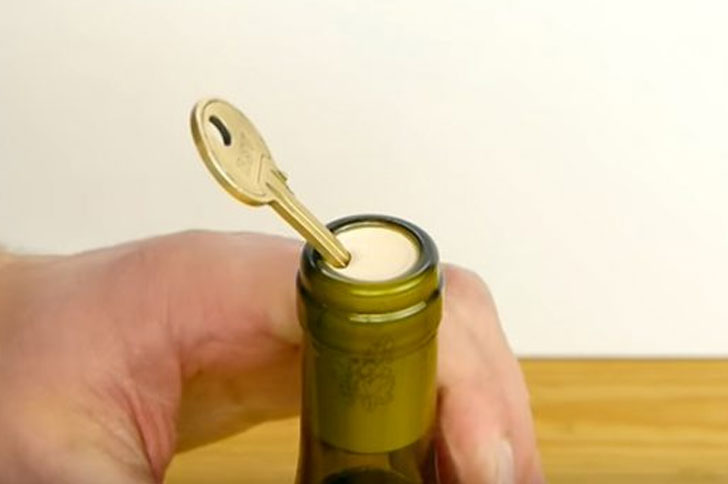 Abrir botella de vino con llave