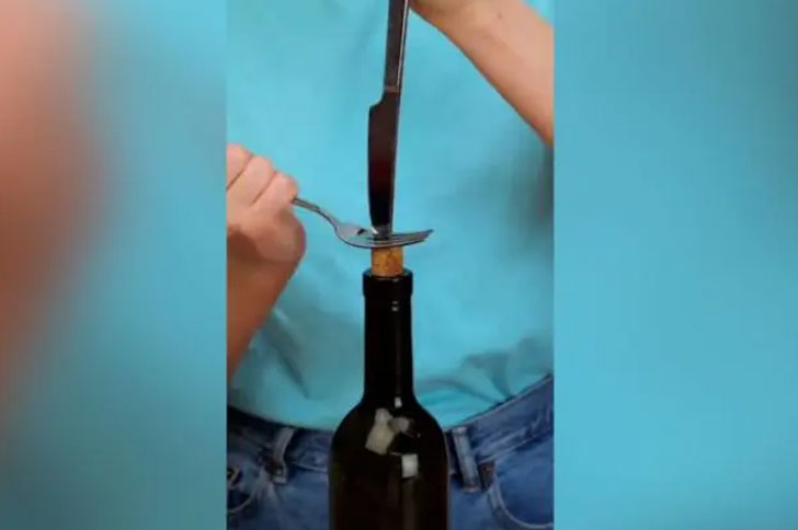 Abrir botella de vino con cuchillo