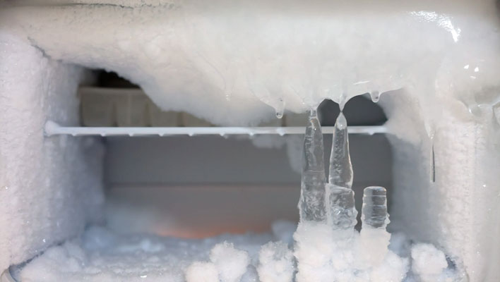 Congelador con escarcha y hielo