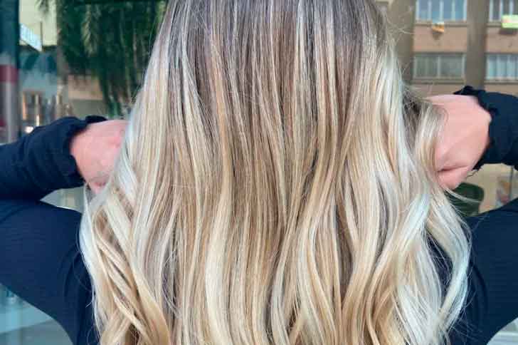 Cheveux blonds après shampoing violet