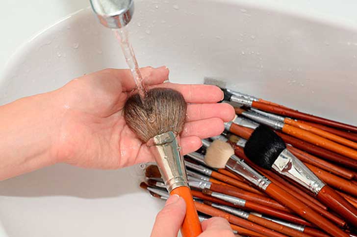 Nettoyer et désinfecter les pinceaux de maquillage