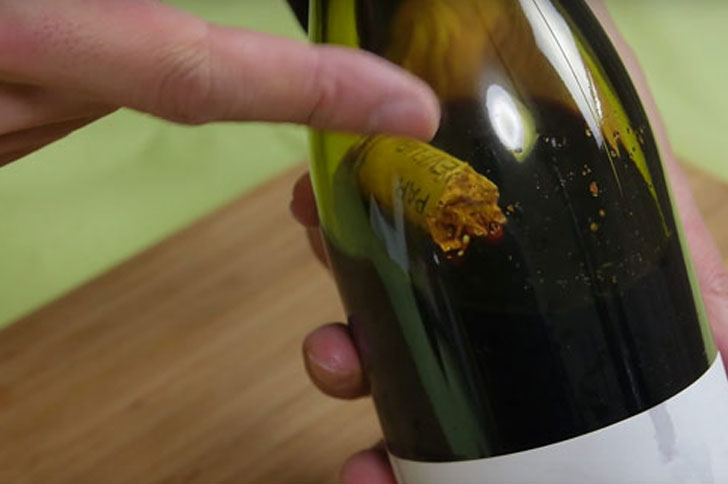 Empujar el corcho en la botella de vino