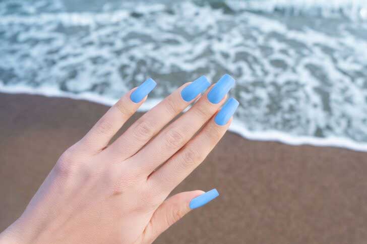 Manicura azul playa