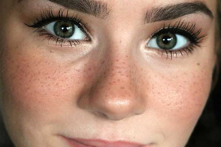 Maquillage des sourcils peau brune normale