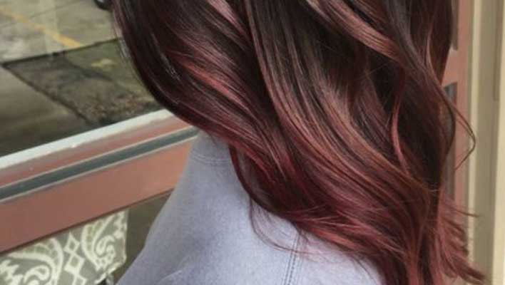 Reflets rougeâtres sur les cheveux bruns